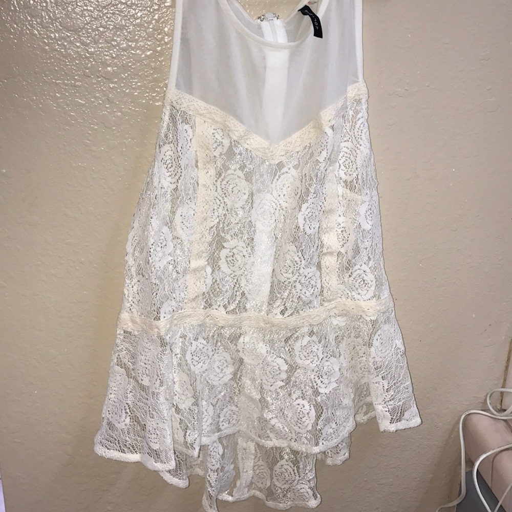 Off-white mesh rose-detail/lace top